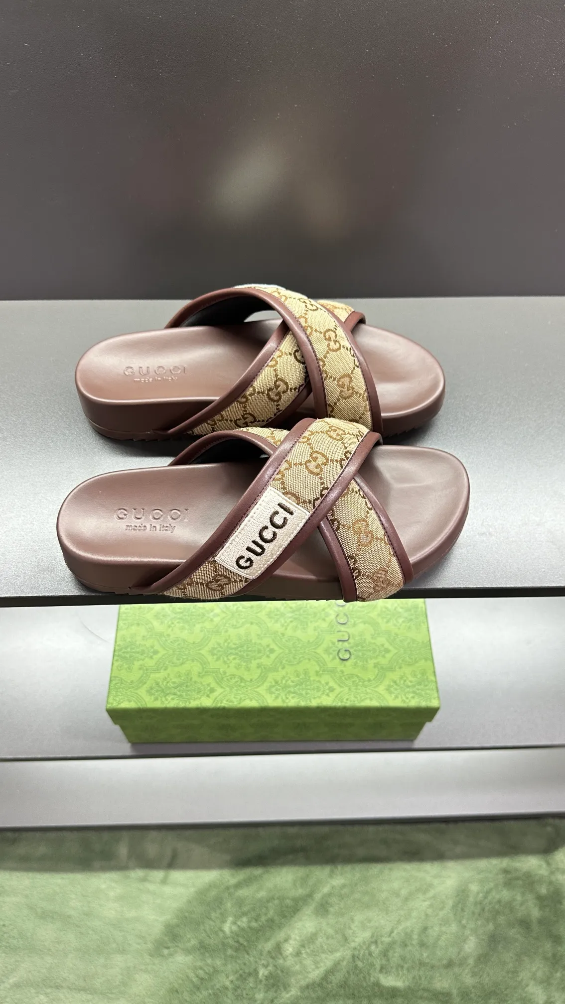 [G Family Couple Style] P: 300💰Female size 36~40 Men's size 39~45, (46. Custom-made Unisex GG slippers This slipper is made of GG polyester fiber and is decorated with a Gucci label on the front, adding a striking logo feel to the style. Beige GG recycled polyester fiber Unisex leather trim "Gucci Made in Italy" embroidered label Rubber sole Flat Made in Italy